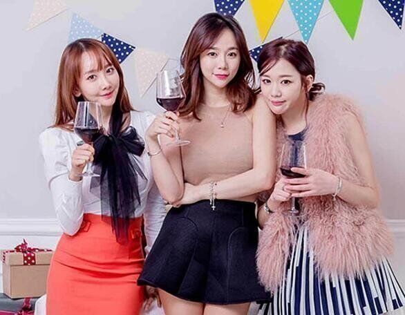 Три девушки с вином Xiaomi One Wine