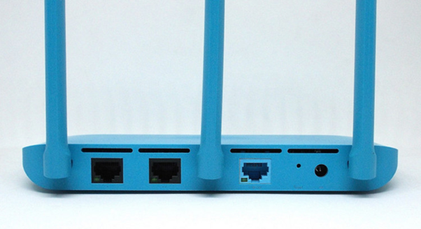 Набор технологических разъемов на корпусе Mi Wi-Fi 4Q Набор разъемов на роутере Mi Wi-Fi 4Q